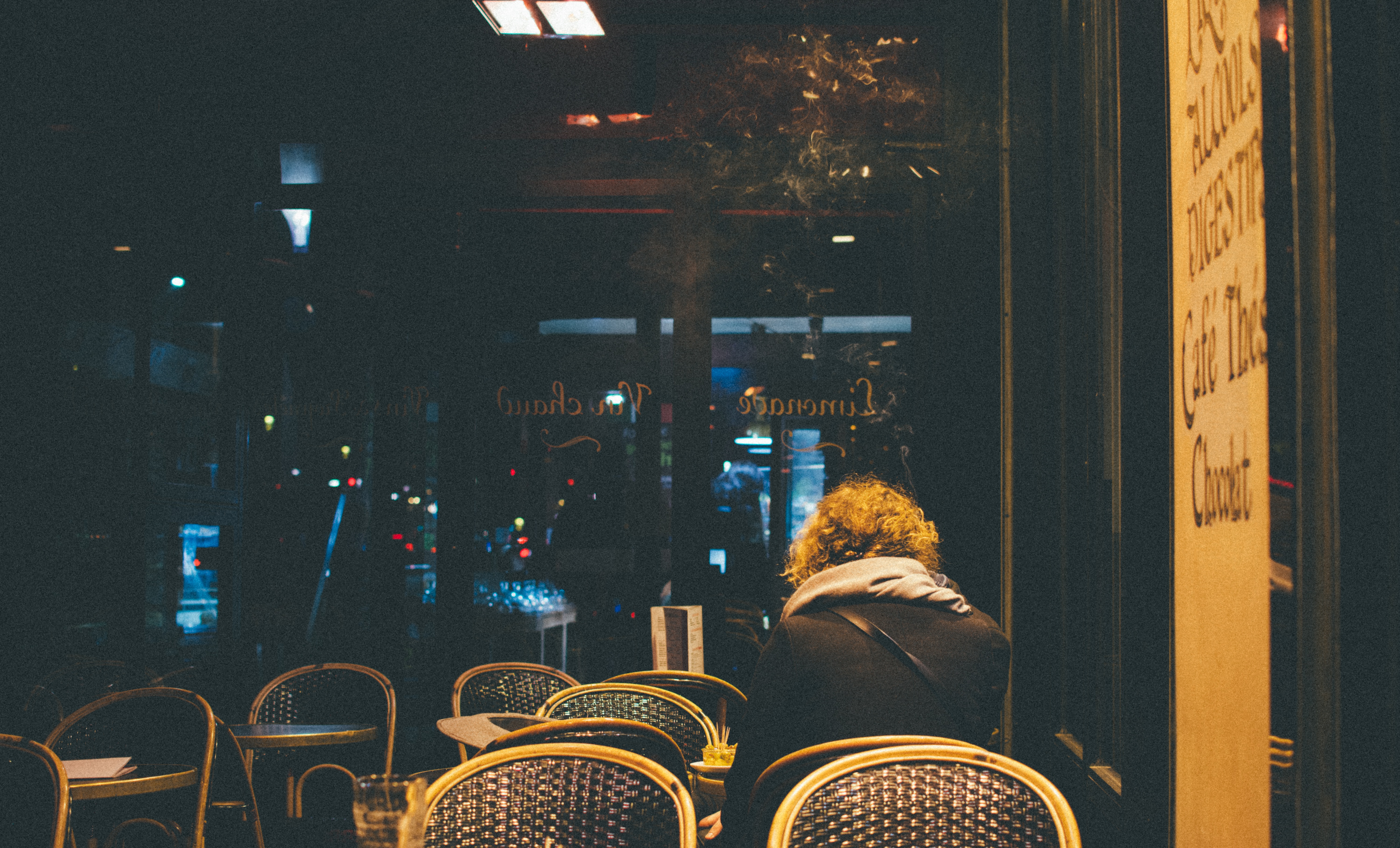 Сидим кафе песня. Фото в ночном ресторане одиночество. Сити мот кафе.